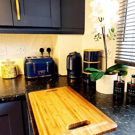 Holiday home From 3 Bed,2 Bath House With Garden&parking Near Centre&tram Stop