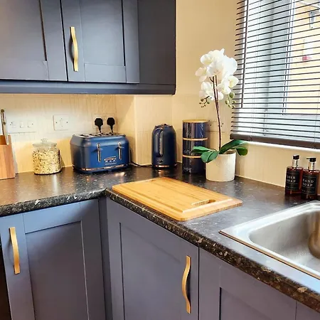 From 3 Bed,2 Bath House With Garden&parking Near Centre&tram Stop Holiday home