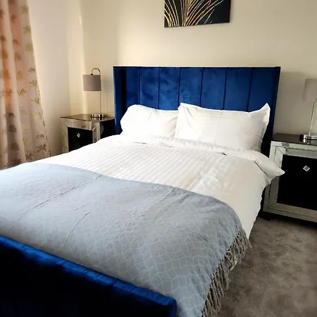 Holiday home From 3 Bed,2 Bath House With Garden&parking Near Centre&tram Stop *