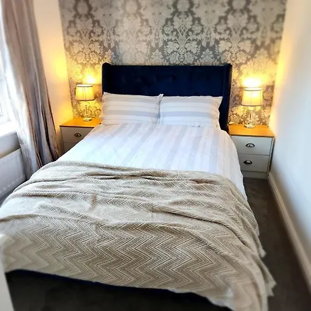 From 3 Bed,2 Bath House With Garden&parking Near Centre&tram Stop