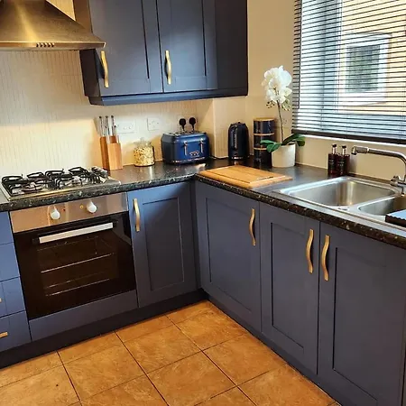 From 3 Bed,2 Bath House With Garden&parking Near Centre&tram Stop Holiday home *
