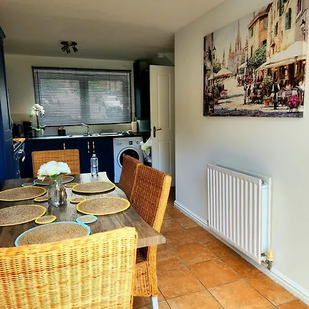 From 3 Bed,2 Bath House With Garden&parking Near Centre&tram Stop *