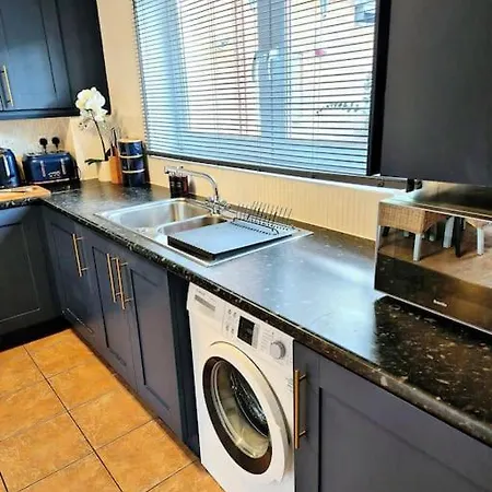 Holiday home From 3 Bed,2 Bath House With Garden&parking Near Centre&tram Stop Sheffield