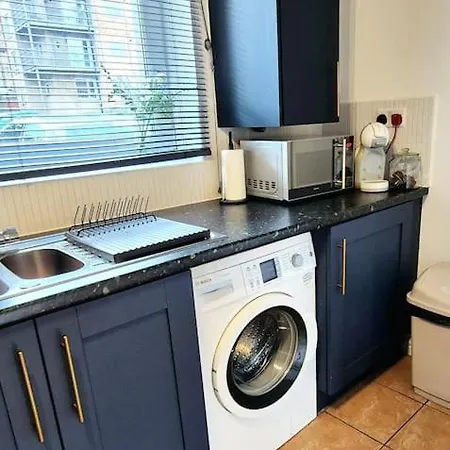 From 3 Bed,2 Bath House With Garden&parking Near Centre&tram Stop Holiday home