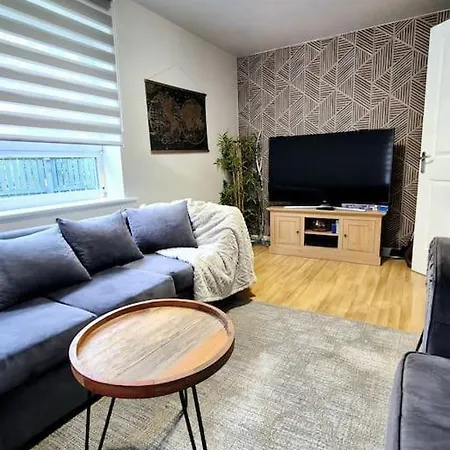 Holiday home From 3 Bed,2 Bath House With Garden&parking Near Centre&tram Stop *