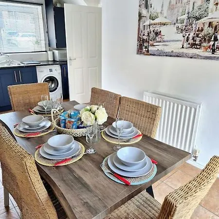 From 3 Bed,2 Bath House With Garden&parking Near Centre&tram Stop