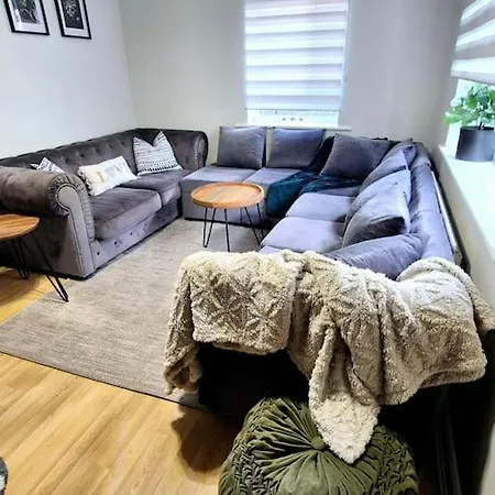 From 3 Bed,2 Bath House With Garden&parking Near Centre&tram Stop Holiday home