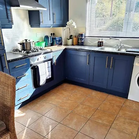 From 3 Bed,2 Bath House With Garden&parking Near Centre&tram Stop Holiday home *