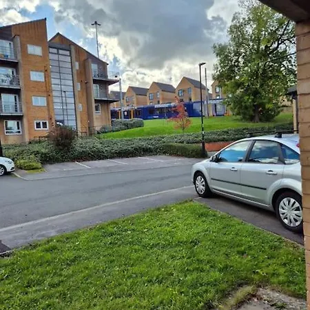 Holiday home From 3 Bed,2 Bath House With Garden&parking Near Centre&tram Stop *